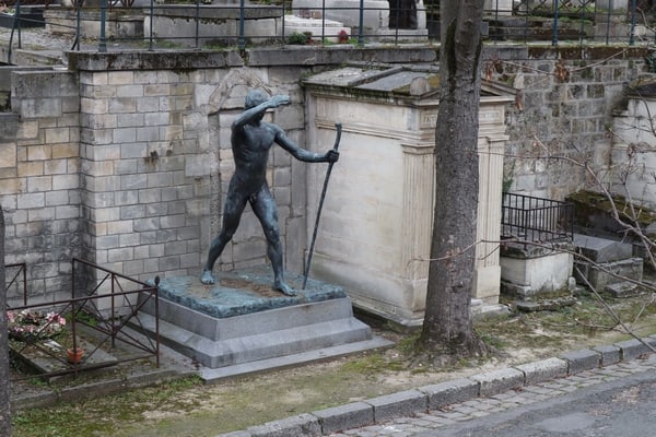 בית הקברות מונמארטר פריז- לטייל בשבילי ההיסטוריה