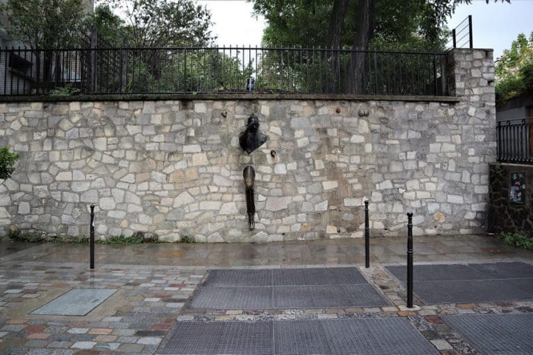 פסלו של מרסל אמה "חוצה הקירות" במונמארטר פריז