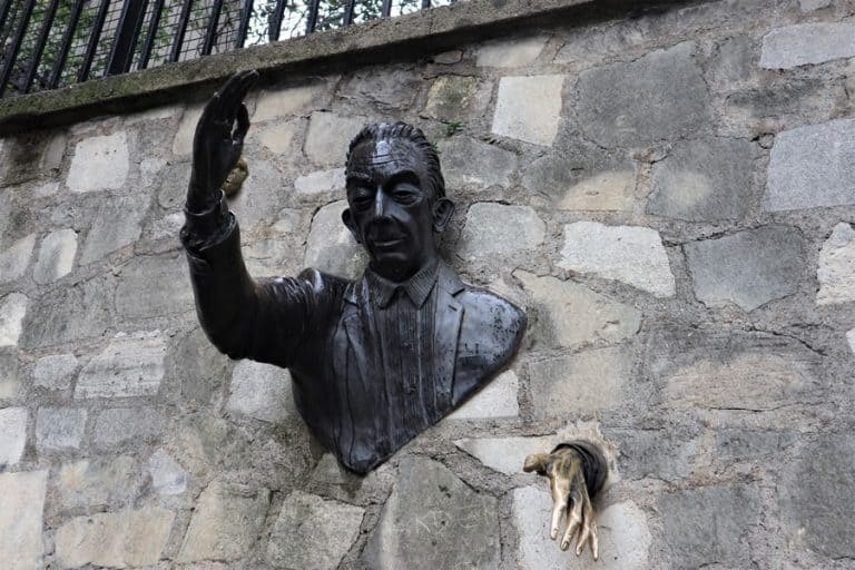 פסל "חוצה הקירות" ז'אן מארה