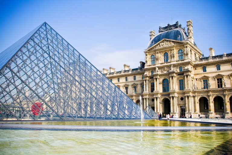 10מוזיאונים בפריז שחובה ללכת לראות-Louvre museum in Paris