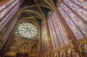 אטרקציות בפריז- החלונות המרהיבים של סן שאפל