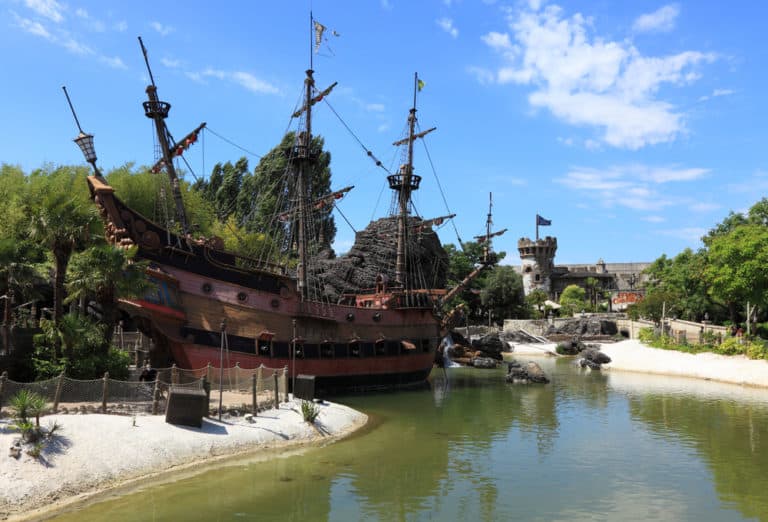 יורודיסני פריז Paris,France, Image of the ship of pirates located near the beach of pirates in Adventureland in Disneyland Paris.