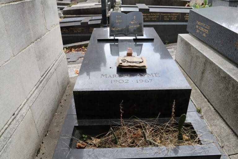 קברו של מרסל אמה סנט וינסנט פריז צילום: ניר יבלונקה