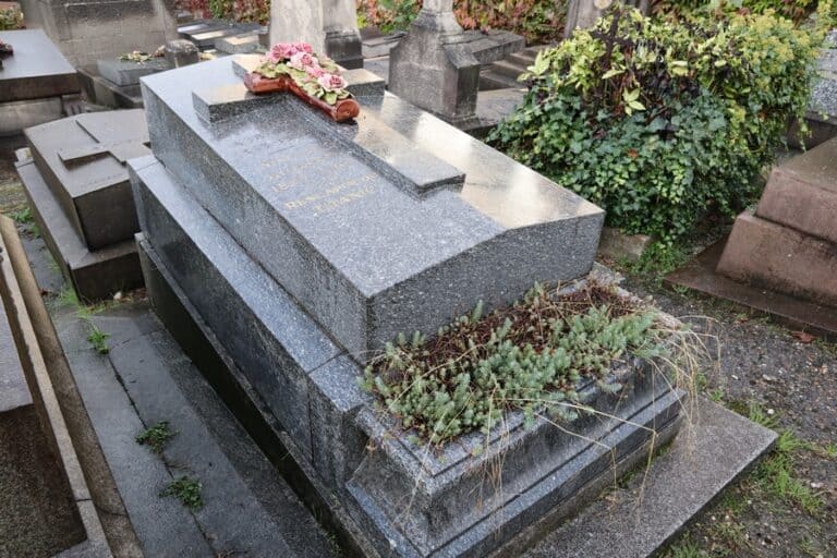קברה של ניצולת הטיטאניק נינט אוברט צילום: ניר יבלונקה