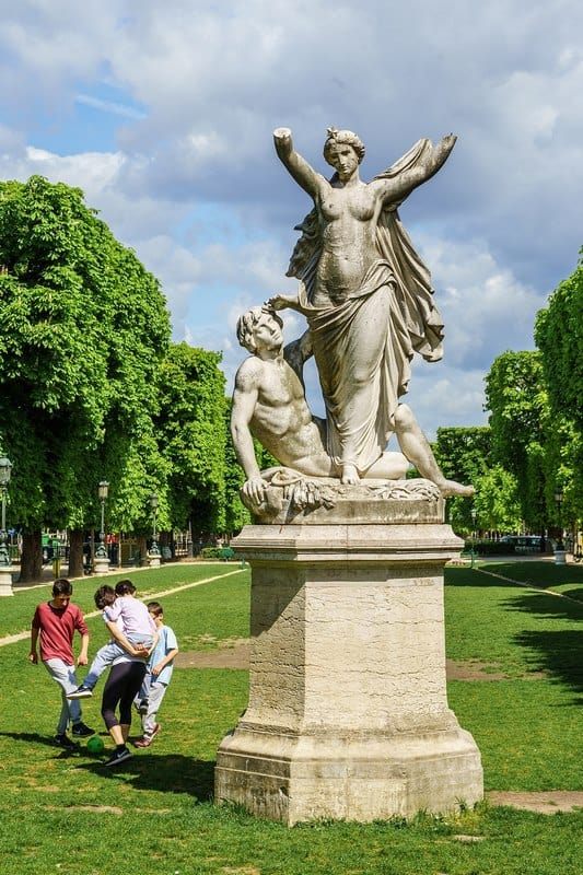 גינת המגלים הגדולים פריז פסל השחר צילום: Dale Cruse