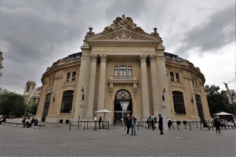 מוזיאון הבורסה פריז מבט לכניסה צילום: ניר יבלונקה