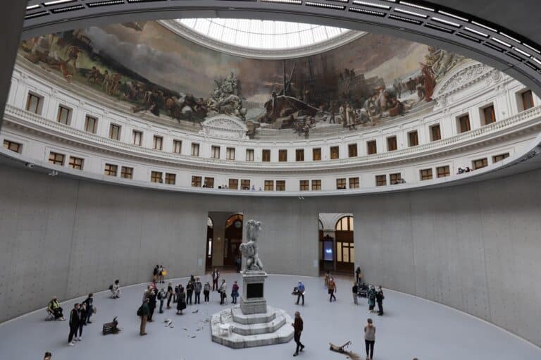 מוזיאון הבורסה מבט לרוטונדה הפרסקו והפסל במרכז צילום: ניר יבלונקה