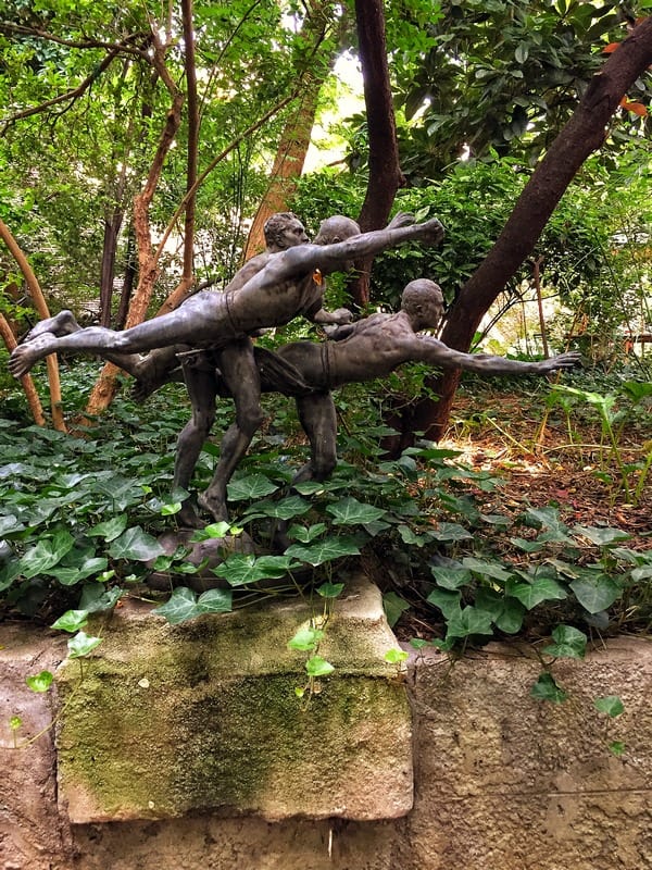פסלים זרועים בגינה של לה רוש צילום: ניר יבלונקה