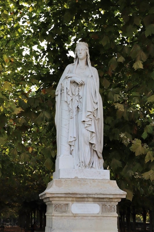 פסלי מלכות צרפת- קלוטילד הקדושה מאת קלגמן צילום: ניר יבלונקה