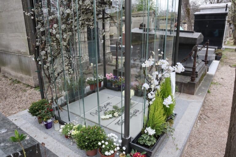 בית הקברות מונמארטר- פראנס גל ומישל ברגר וביתם מוקף פרחים צילום: ניר יבלונקה