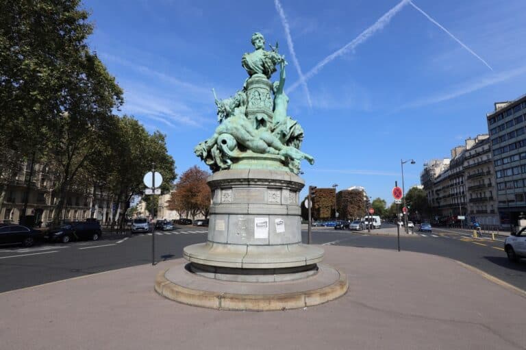 פסל גרנייה, איזו הפתעה טמונה בפסל גרנייה ברובע השישי פריז?