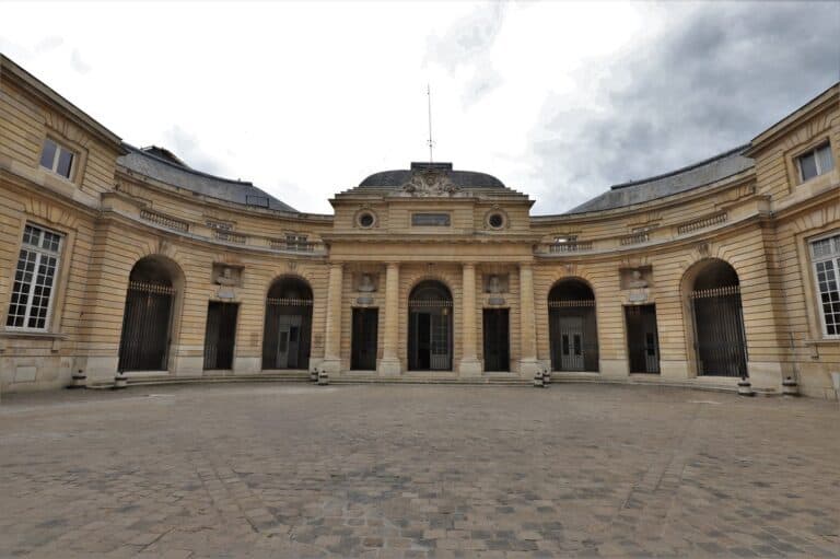 חצר הכבוד דמוית פרסה במטבעה של פריז צילום: ניר יבלונקה