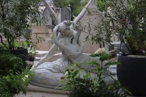 אולי הקבר הכי יפה במונפרנאס עם פסל פסיכה מתעוררת מנשיקתו של קופידון. צילום: ניר יבלונקה