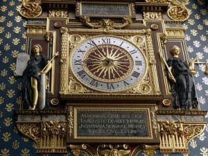 מבט מקרוב על פרטי השעון העתיק בפריז