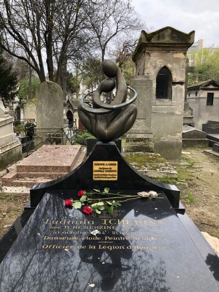 בית הקברות מונמארטר- לודמילה צ'רינה עם פסל "אירופה בלב" צילום: ניר יבלונקה